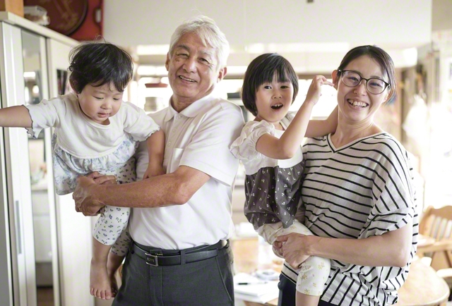 取材中、にぎやかなお客さんがやってきた（左から孫の希美ちゃん、土本さん、孫の彩美ちゃん、娘の聡子さん）