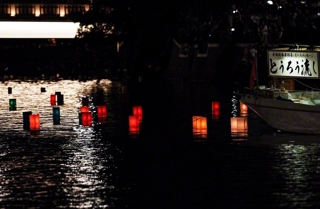 6日夜には平和祈念公園の元安川で「とうろう流し」が行われていた
