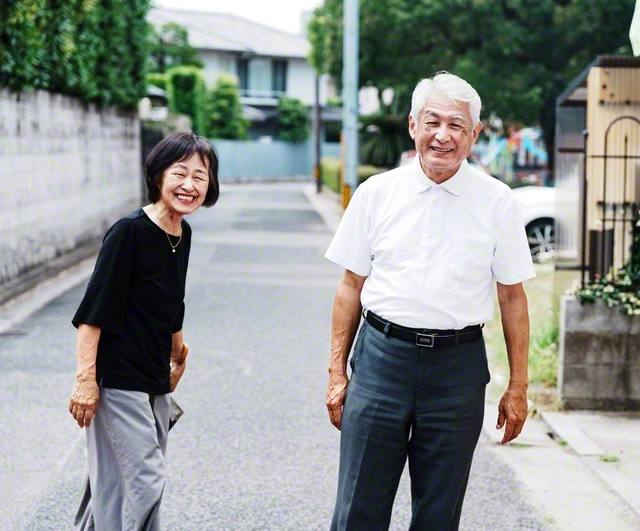 土本さん㊨はどんな時も妻の由美子さんの題目に包まれてきた