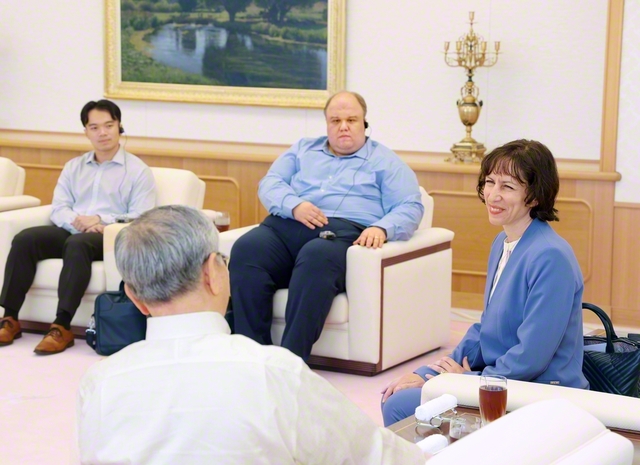 核時代平和財団のヒューズ会長（右端）らと原田会長が和やかに語らう（学会本部第2別館で）