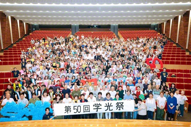 第50回の節を刻んだ伝統の学光祭。参加者たちは建学の精神を胸に、向学の走者として生涯、学び抜く決意を新たにした(創大・ディスカバリーホールで)