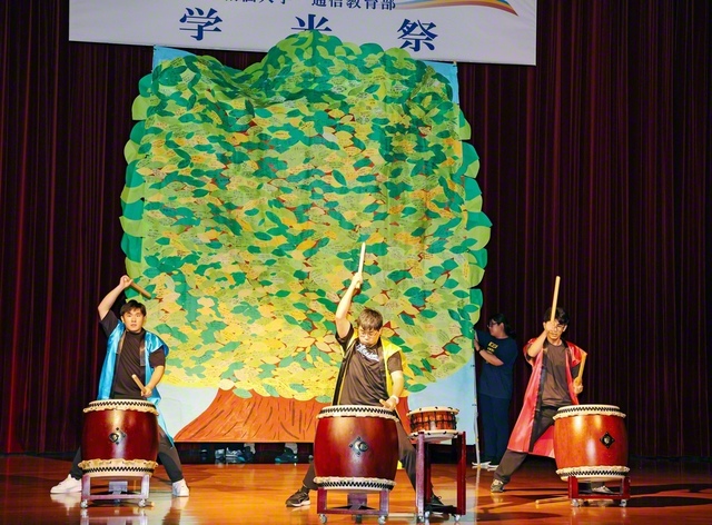勇ましい太鼓の演奏も
