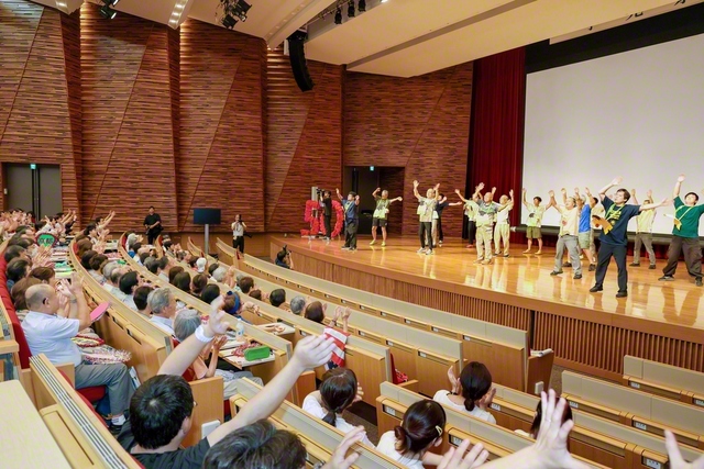 代表の友がダンスを披露し、会場を盛り上げた