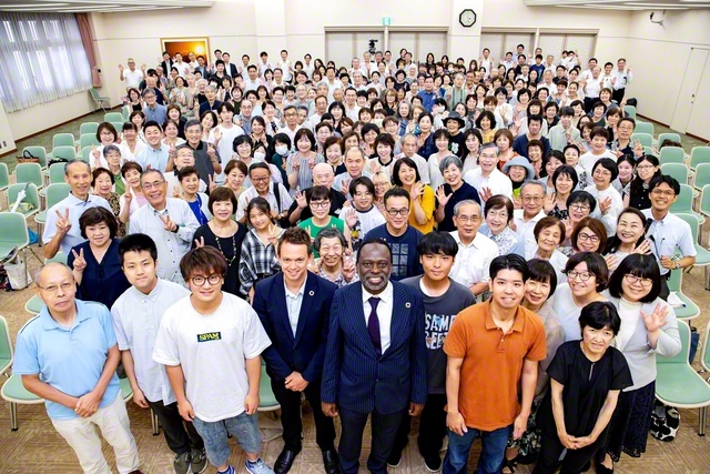 広島青年部が主催する第200回「平和のための広島学講座」の参加者が記念のカメラに（5日、広島市の広島池田平和記念会館で）