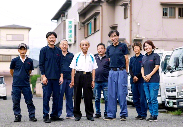 「社員は宝。皆の健康と幸せを毎日祈っています」と実原さん（前列中央）。長男・清孝さん（右から3人目）と次男・隆也さん（左から2人目）、清孝さんの妻・亜希さん（右端）も会社を支える