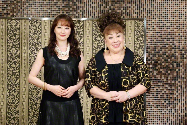 会見に出席した花總まり㊧と森公美子。その冒頭、二人は劇中歌を披露した