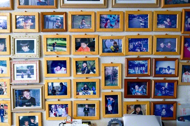 自宅の壁には、息子や孫の幼い頃の写真がぎっしり