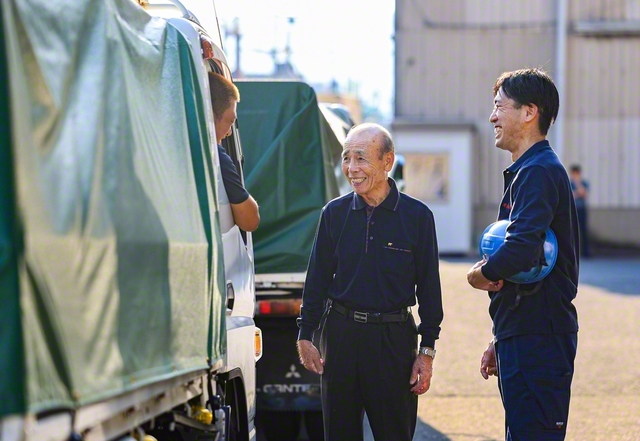 配送センターでドライバーをねぎらう実原さん（中央）