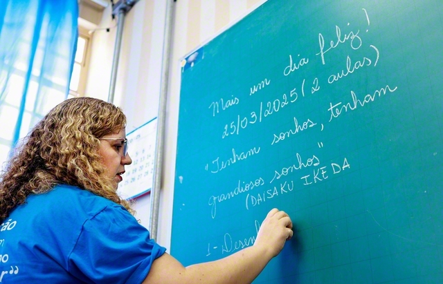 数学の授業を始める際、シェイラさんは黒板に「Mais　um　dia　feliz！（今日も幸せ！）」とのモットーを書き、生徒たちと目標を共有する。池田先生の励ましの言葉を重ねることも