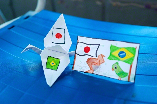 生徒からプレゼントされた折り紙の作品。日本とブラジルの国旗が描かれている。「ムイト・オブリガード！（本当にありがとう！）」と伝えると、こちら以上に喜んでくれた