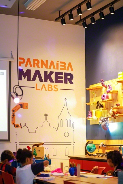校内にあるメイカースペース。身近な工具から、3Dプリンターなど最先端のデジタル工作機械まで用意されている