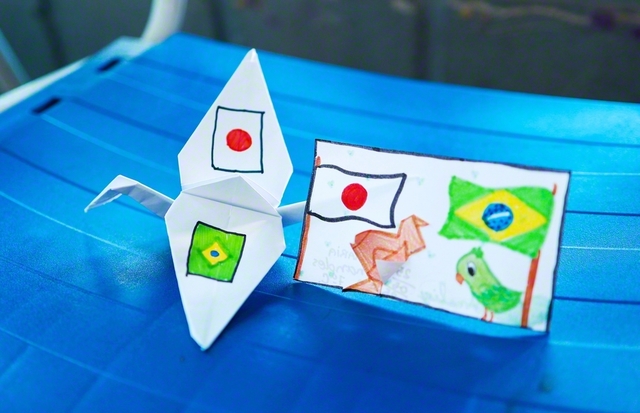 取材の際、生徒からプレゼントされた折り紙の作品。日本とブラジルの国旗が描かれている。「ムイト・オブリガード！（本当にありがとう！）」と伝えると、こちら以上に喜んでくれた