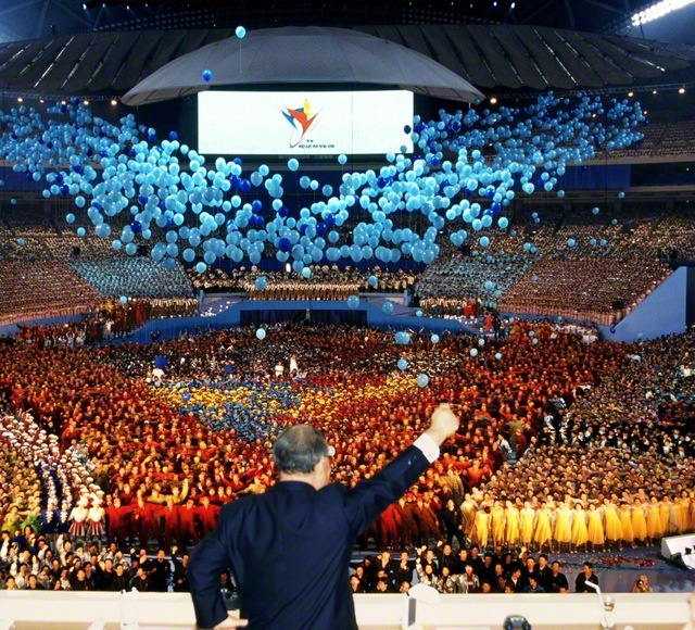 世界青年平和文化祭で、池田先生が出演者の勝利を祝福（1998年11月14日）