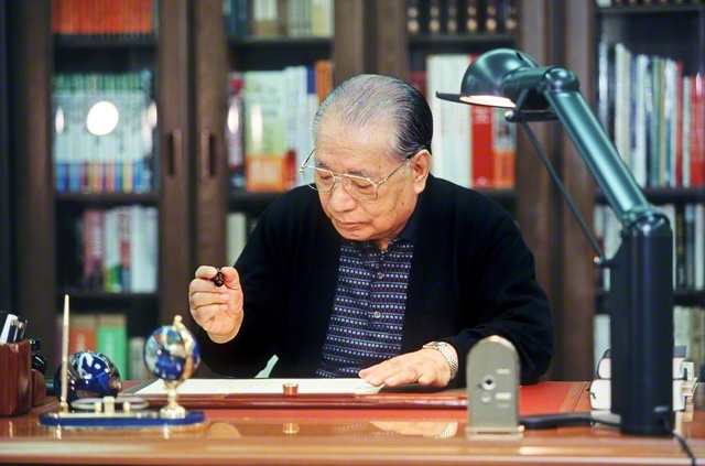 同志のため、未来のために筆を執る池田先生（1999年3月）