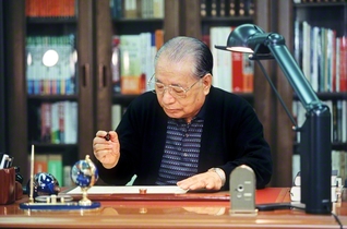 同志のため、未来のために筆を執る池田先生（1999年3月）