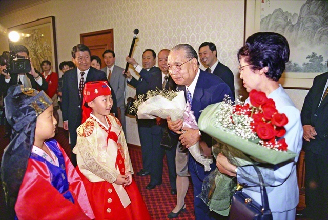 ソウルに到着し、韓国の子どもたちと（1998年5月14日）