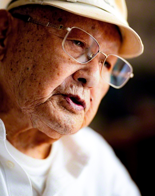 戦禍を越えて命をつないだその瞳に、平和への誓いが込もる。藤田さんの心の幹に刻むのは、池田先生の和歌。「出獄の　月日忘れじ　関西の　同志の胸に　吾は南無せむ」。第1次宗門事件でも師弟は不動だった