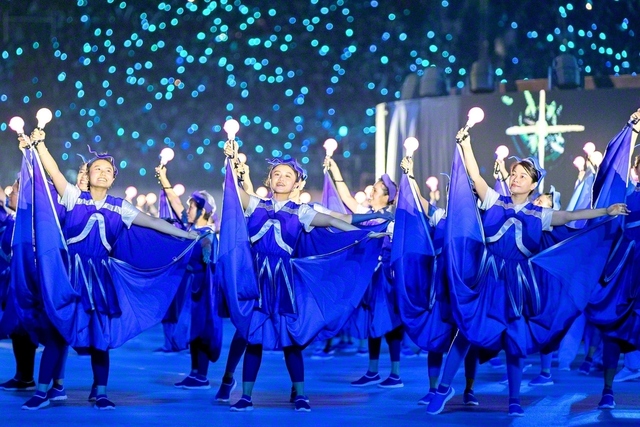 「私たちの未来、私たちの願い」と題し、ライトを片手に踊る出演者