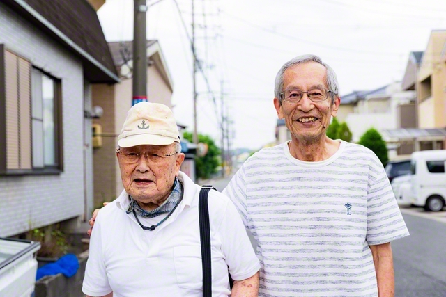 親子でカラオケを満喫した藤田さん㊧と長男の藤田治幸さん