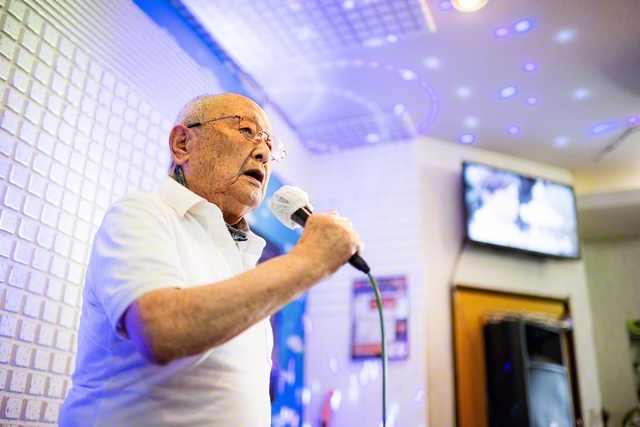 101歳とは思えない伸びやかな歌声を響かせる。週2回のカラオケが元気の源