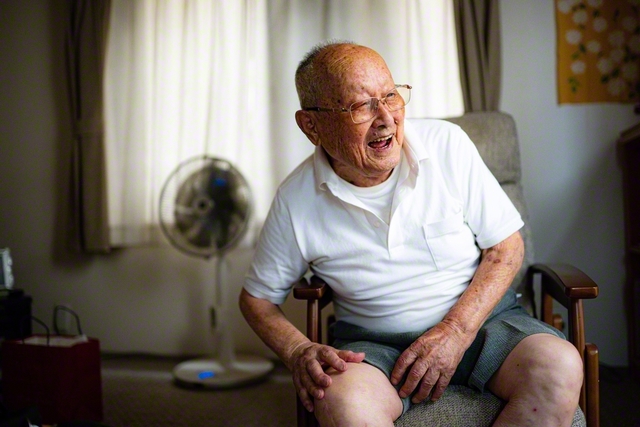 体をよじって笑う藤田さん。その姿に引っ張られ、こちらも頰も緩む