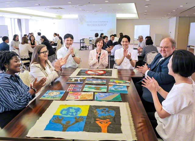 「希望の選択」シンポジウム初日のワークショップで参加者がグループに分かれて議論。会場にはソロモン諸島やキリバス共和国の若者が描いた絵も展示された(広島国際会議場で)