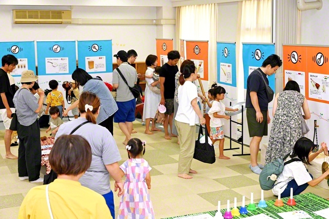 石川のキッズフェスタの「キッズ楽器体験展」。世界の伝統楽器を手に取って楽しむことができる（金沢市のいしかわ子ども交流センターで）