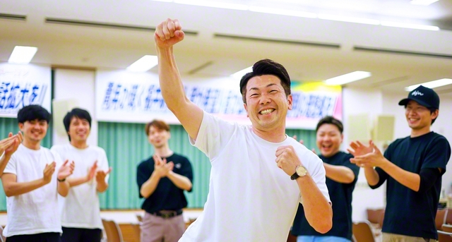 ガッツポーズをする高木さんがいるところには、いつも明るい声が響く。苦楽を共にしてきた男子部の同志らは「皆の人生の節目にキヨさん(高木さんの愛称)がいるんです」と