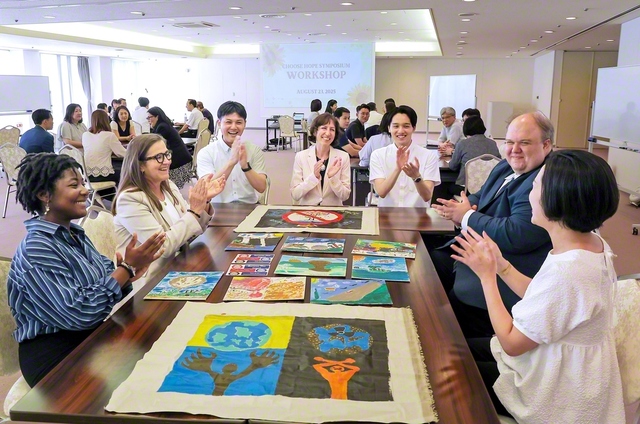 「希望の選択」シンポジウム初日のワークショップで参加者がグループに分かれて議論。会場にはソロモン諸島やキリバス共和国の若者が描いた絵も展示された（広島国際会議場で）