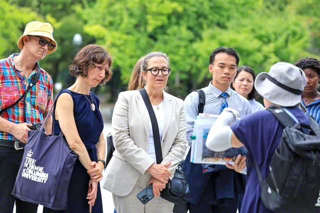 「ヒロシマ・ピース・ボランティア」の案内で平和記念公園を巡り被爆の実相を学ぶ