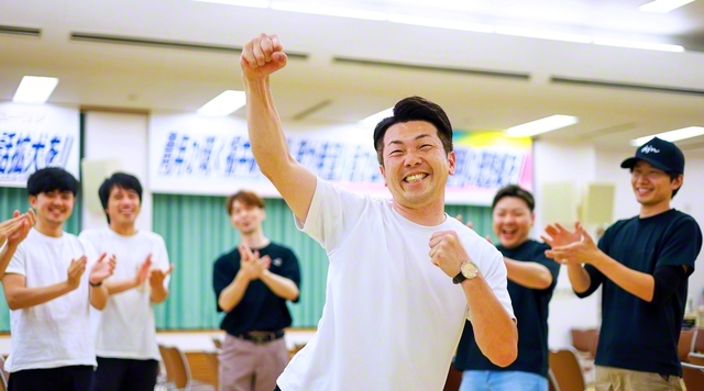 ガッツポーズをする高木さんがいるところには、いつも明るい声が響く。苦楽を共にしてきた男子部の同志らは「皆の人生の節目にキヨさん（高木さんの愛称）がいるんです」と
