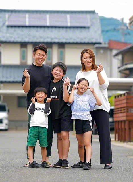 和楽の笑顔が咲く高木ファミリー（後列右から妻・ゆずみさん、長女・はなさん、長男・清士郎さん、次男・清人さん、高木さん）