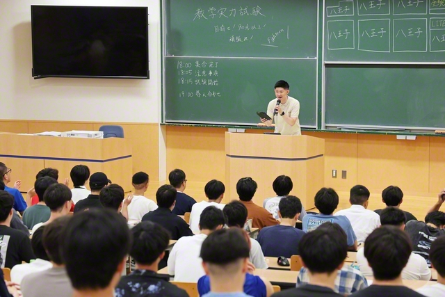 学生部伝統の教学実力試験に向けて、「行学の二道」を走り抜いた受験者たちを森薗学生部長がたたえた(東京・八王子市の創価大学で)