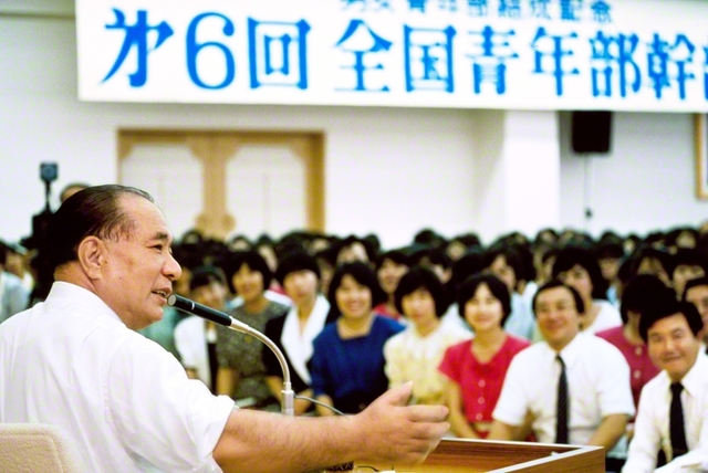広宣流布の歴史の証明役を担っていく一人一人に――1988年7月10日、渋川平和会館で行われた全国青年部幹部会で友を励ます池田先生