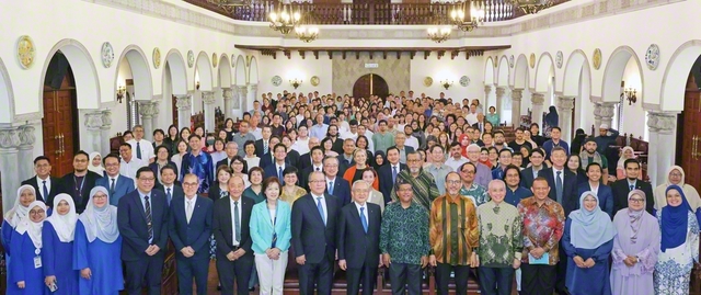交流行事には国際イスラム大学の研究者をはじめ、大使館関係者、マレーシア創価学会のメンバーらも参加した。終了後、記念のカメラに納まった（23日、ISTACで）