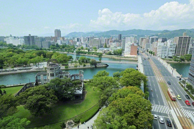 広島の平和記念公園の原爆ドームと、原爆の投下目標になったとされる相生橋(24日)