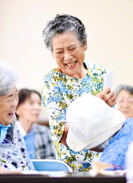 田村さん（中央）の周りには、いつも笑顔の花が咲き薫る