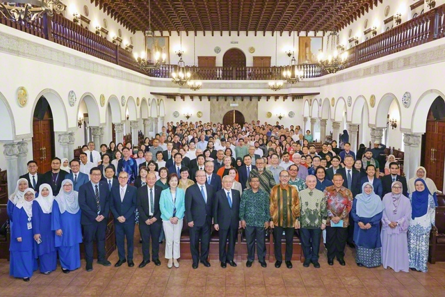 交流行事には国際イスラム大学の研究者をはじめ、大使館関係者、マレーシア創価学会のメンバーらも参加した。終了後、記念のカメラに納まった（23日、ISTACで）