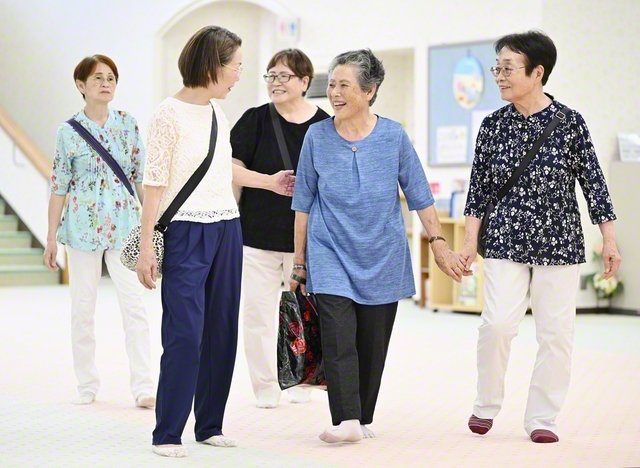 地域の同志と共に朗らかに進む田村さん（右から2人目）