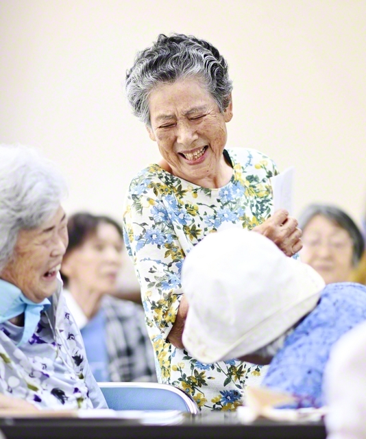 田村さん（中央）の周りには、いつも笑顔の花が咲き薫る