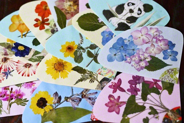 手作りの押し花で制作された扇子