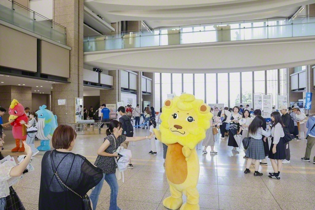 多くの参加者でにぎわう創価大学のオープンキャンパス(中央教育棟で)