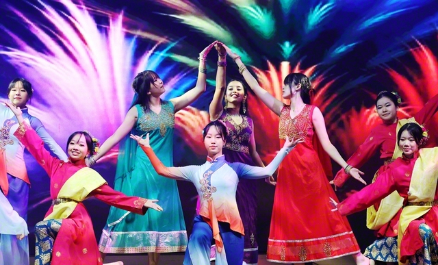 在校生の代表がマレー、中国、インドの伝統舞踊を組み合わせた演舞を披露。華麗な舞で団結や調和を表現した