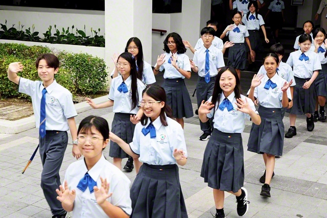 校舎には、真新しい制服に袖を通した新入生たちの笑顔が輝く