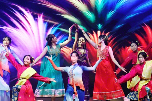 在校生の代表がマレー、中国、インドの伝統舞踊を組み合わせた演舞を披露。華麗な舞で団結や調和を表現した