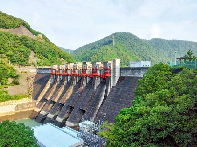 和歌山県内で最も大きいダムとして知られている椿山ダム（有田インターチェンジから車で約40分）