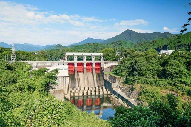 ダム湖の「奥伊勢湖」では、ボートやバス釣りを楽しむ人でにぎわっている（JR三瀬谷駅から徒歩約20分）