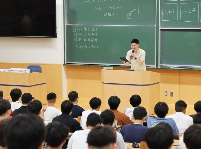 学生部の教学実力試験の受験者たちを森薗学生部長がたたえた（創価大学で）