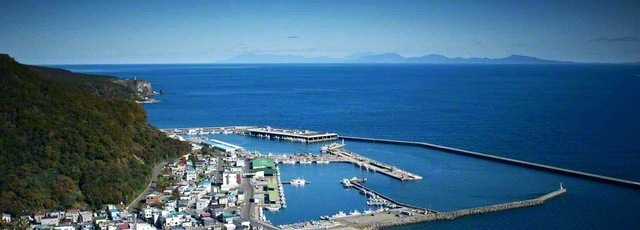 羅臼町の展望台からは北方の島が望める（写真集『わたしの百人の祖父母たち』から）