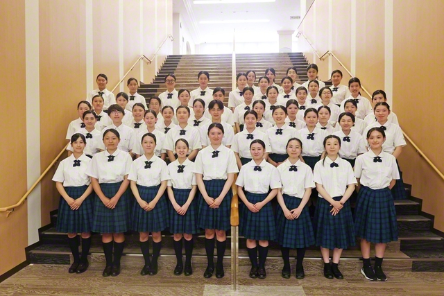 “東西共戦！”――両校の箏曲部が記念のカメラに